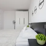 Modern And Bright With Parking Perfect For Remote Working By Renters