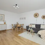 Lägenhet Modern And Bright With Parking Perfect For Remote Working By Renters *