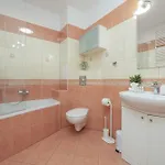 Modern And Bright With Parking Perfect For Remote Working By Renters