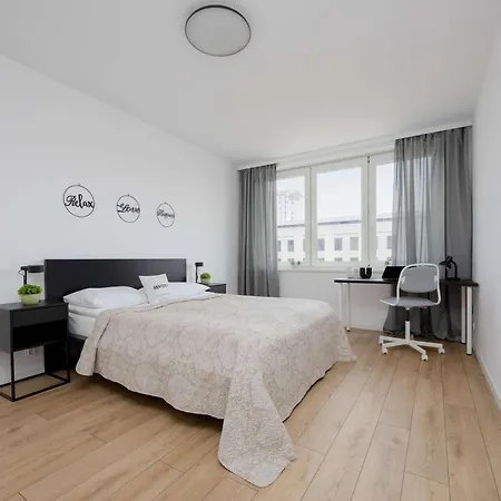 Modern And Bright With Parking Perfect For Remote Working By Renters Varşova