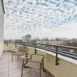 Modern And Bright With Parking Perfect For Remote Working By Renters Appartamento