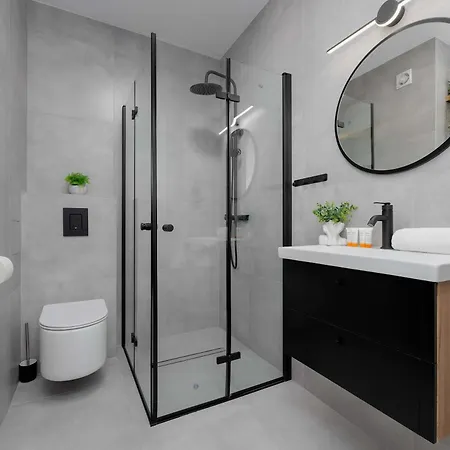 Modern And Bright With Parking Perfect For Remote Working By Renters Varsó