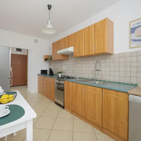 Modern And Bright With Parking Perfect For Remote Working By Renters Apartment Warschau