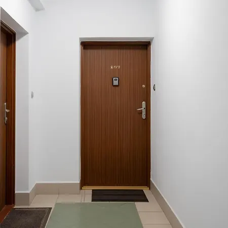 Modern And Bright With Parking Perfect For Remote Working By Renters * Warschau