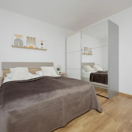 Apartment Modern And Bright With Parking Perfect For Remote Working By Renters