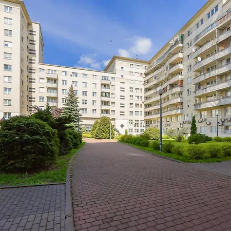 Modern And Bright With Parking Perfect For Remote Working By Renters Apartment Warschau