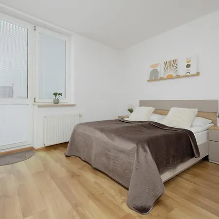 Modern And Bright With Parking Perfect For Remote Working By Renters Apartment Warschau